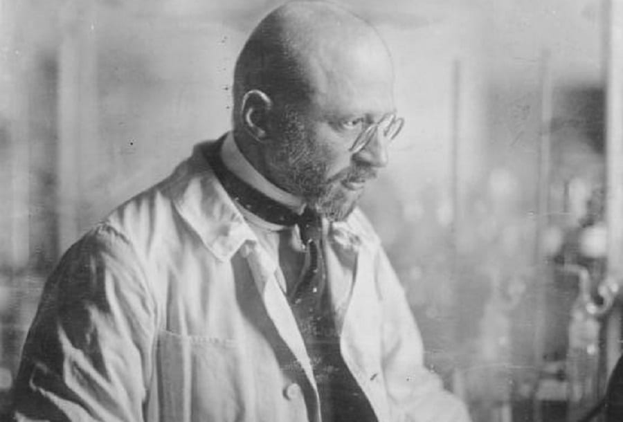 הבר במעבדה שלו, 1918 (הארכיון הפדרלי הגרמני, ויקיפדיה)
