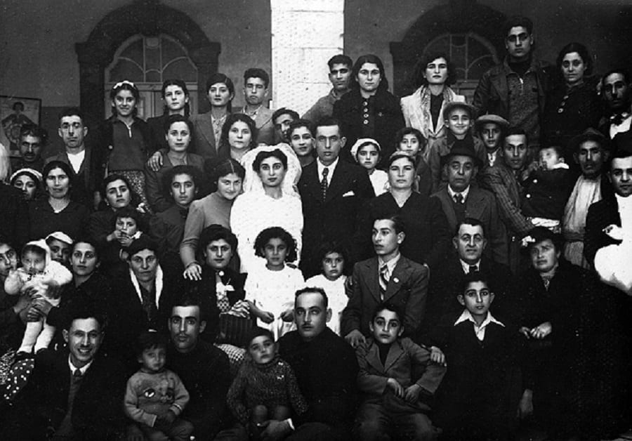 תמונה משפחתית בחתונה יהודית, דמשק, סוריה 1940 (בית התפוצות, המרכז לתיעוד חזותי ע"ש אוסטר, באדיבות אברהם פאוזי ופני מזרחי)