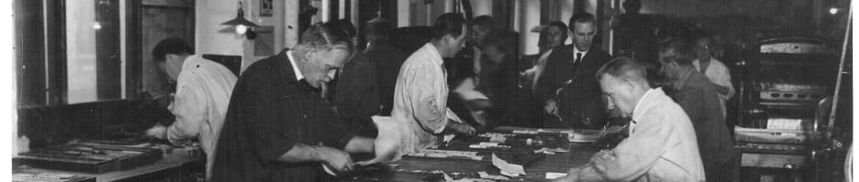 אנדור מיקלוש (בחליפה שחורה, בקצה השולחן) ראש קונגלומרט העיתונות הגדול בהונגריה, במערכת העיתון Az Est ,1920