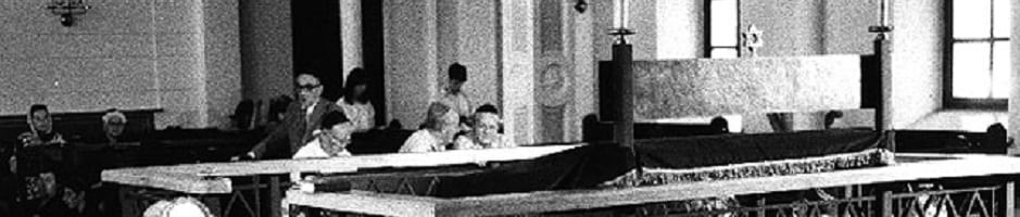 תשעה באב בבית הכנסת נוז'יק, וארשה, פולין, 1986 (בית התפוצות, המרכז לתיעוד חזותי ע"ש אוסטר, אוסף יהושע (יז'י) בודז'ישבסקי, ישראל)