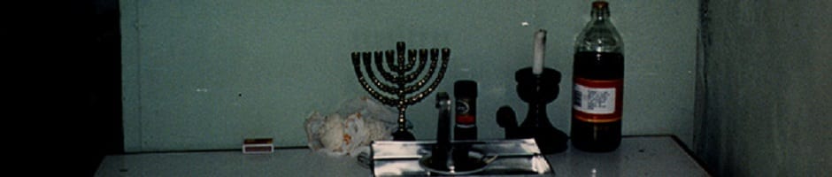 אישה מקהילת האנוסים מדליקה נרות שבת בביתה, בלמונטה, פורטוגל, שנות ה-1970 (בית התפוצות, המרכז לתיעוד חזותי ע"ש אוסטר, באדיבות פאולו אמילקר, פורטוגל)