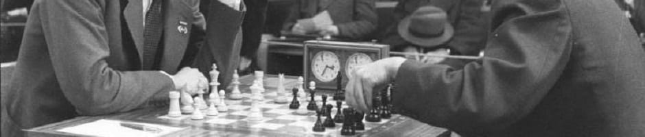 בובי פישר בן 17 (משמאל) משחק נגד אלוף העולם, מיכאיל טל מברית המועצות, לייפציג 1960 (Bundesarchiv, Bild 183-76052-0335 / Kohls, Ulrich / CC-BY-SA 3.0)