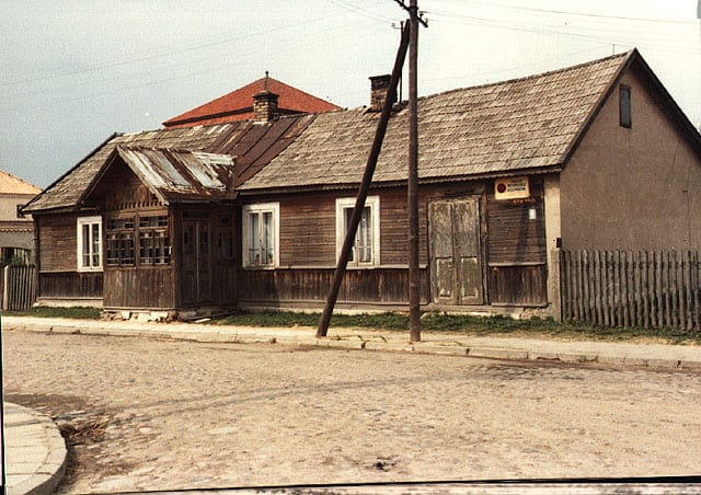 בית ששימש את "החברה קדישא". טיקוצין (טיקטין), ליד ביאליסטוק, פולין 1983 (צילום: נתן בירק. בית התפוצות, המרכז לתיעוד חזותי ע"ש אוסטר)