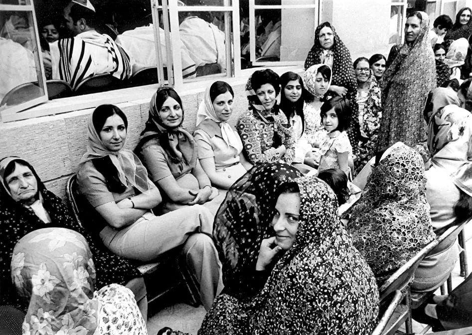 Jewish women praying in the courtyard of the synagogue on Rosh Hashanah, Shiraz, Iran, 1973. Photo: Leni Sonnenfeld. Beit Hatfutsot, the Oster Visual Documentation Center, Sonnenfeld collection