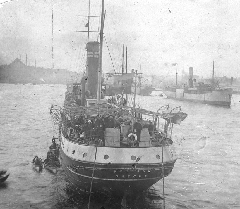 The Russlan docks in Istanbul (Constantinople) on its way to Eretz Israel, 1919 (Wikimedia)