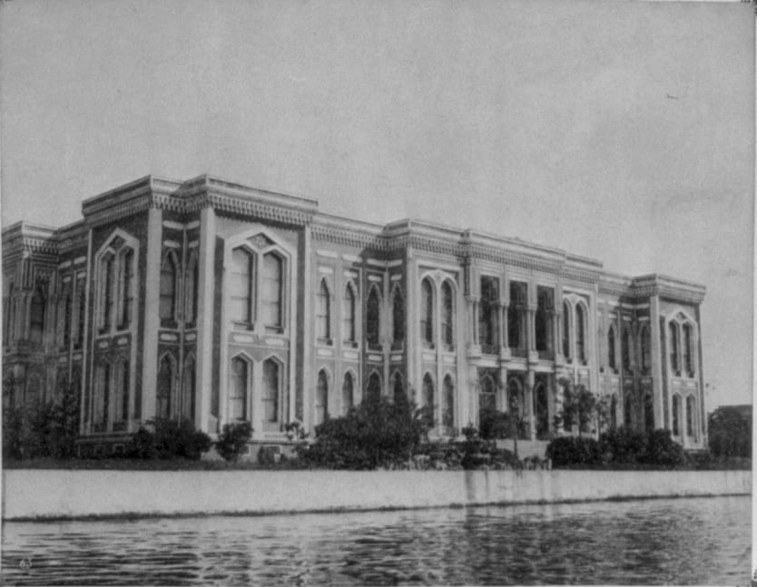 "ארמון קמונדו"Kamondo Sarayı) ) באיסטנבול, אחוזתם של בני משפחת קמונדו. לאחר מכן נהפך למפקדת הצי העות'מאני. צולם בין 1880 ל-1893 (ספריית הקונגרס האמריקאי, ויקיפדיה)