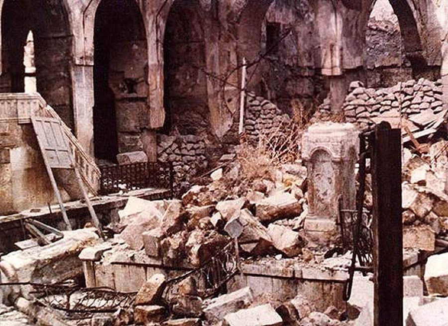 La sinagoga de Alepo, después de haber sido incendiada, en 1947