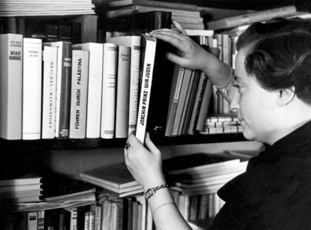 Write Schund or starve. Photo: Herbert Sonnenfeld. Beit Hatfutsot, the Oster Visual Documentation Center, Sonnenfeld collection