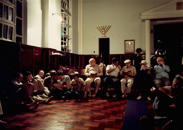 תשעה באב בבית הכנסת "אשל אברהם", בלם, ברזיל, 1984 (צילום: אברהם אמזלק, ירושלים. בית התפוצות, המרכז לתיעוד חזותי ע"ש אוסטר) 