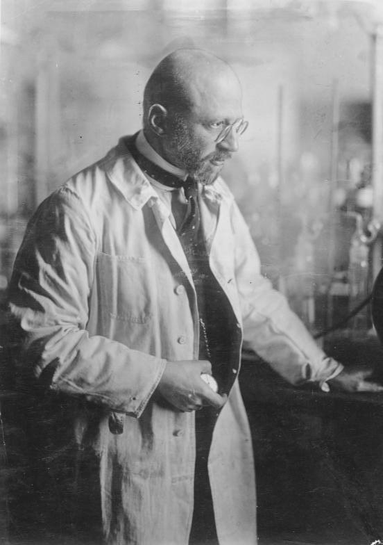 Fritz Haber en el laboratorio (Archivo Alemán Gubernamental, Wikipedia)