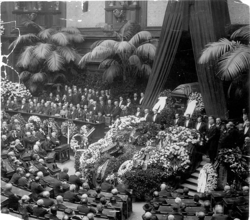 State memorial ceremony with Rathenau's laid out coffin in the Reichstag, 27 June 1922 (Bundesarchiv, Bild 183-Z1117-502 / CC-BY-SA 3.0)