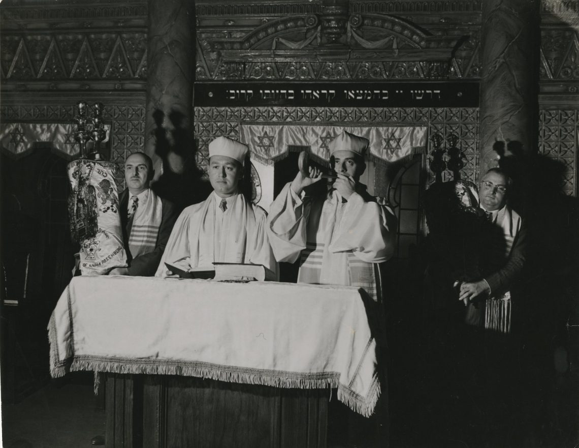 יום כיפור בבית הכנסת, ניו יורק, ארה"ב, שנות ה- 1950 צילום: הרברט זוננפלד. בית התפוצות, המרכז ע"ש אוסטר לתיעוד חזותי, אוסף זוננפלד