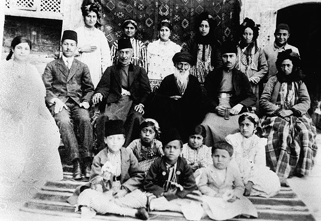 משפחה יהודית, מוסול, עירק 1930 (בית התפוצות, המרכז לתיעוד חזותי ע"ש אוסטר, באדיבות עזרא לניאדו, ישראל)