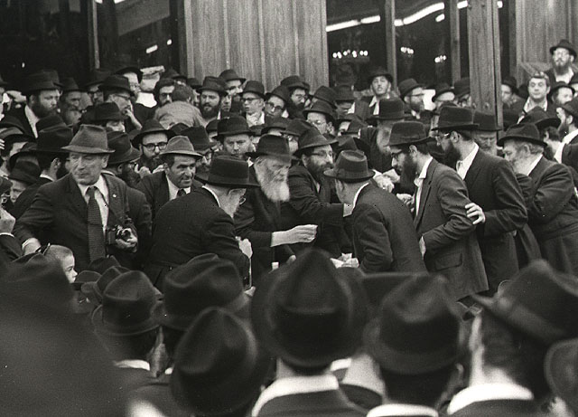 Simchat Torah at Lubavich’s house in presence of rabbi Schneerson. New York, 1975. Photo: Marc Bloch, Switzerland. Beit Hatfutsot, the Oster Visual Documentation Center, courtesy of Marc Bloch