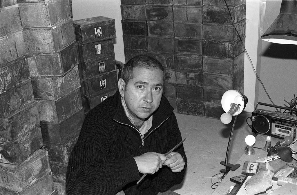 בולטנסקי בסטודיו שלו, מצולם על ידי ברכה ל. אטינגר לספרה "מטריקס והמסע לירושלים של כריסטיאן בולטנסקי" 1990 (ויקיפדיה)