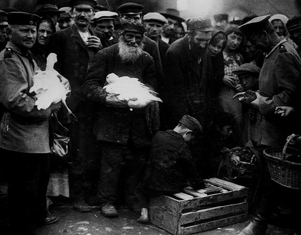 סוחרים יהודים בשוק העופות של לודז', פולין, 1916-1917 (בית התפוצות, ארכיון התצלומים, באדיבות האקדמיה הפולנית למדעים, ורשה)