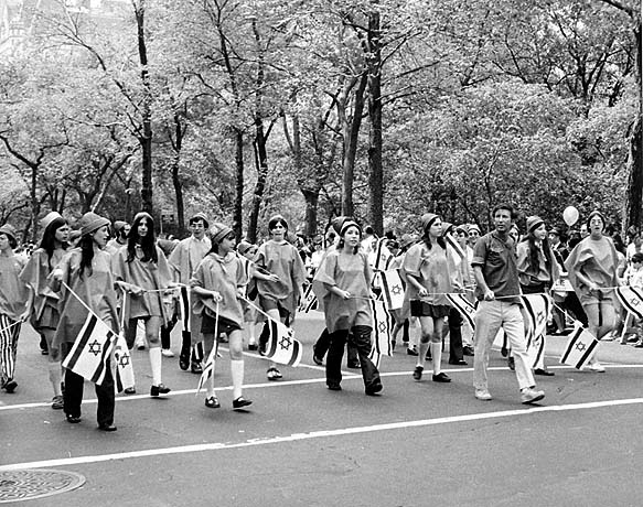 תהלוכת יום העצמאות של ישראל בשדירה החמישית, ניו יורק, ארה"ב, 1975 (בית התפוצות, המרכז לתיעוד חזותי ע"ש אוסטר, באדיבות יעקב גלאדסטון, ניו יורק)