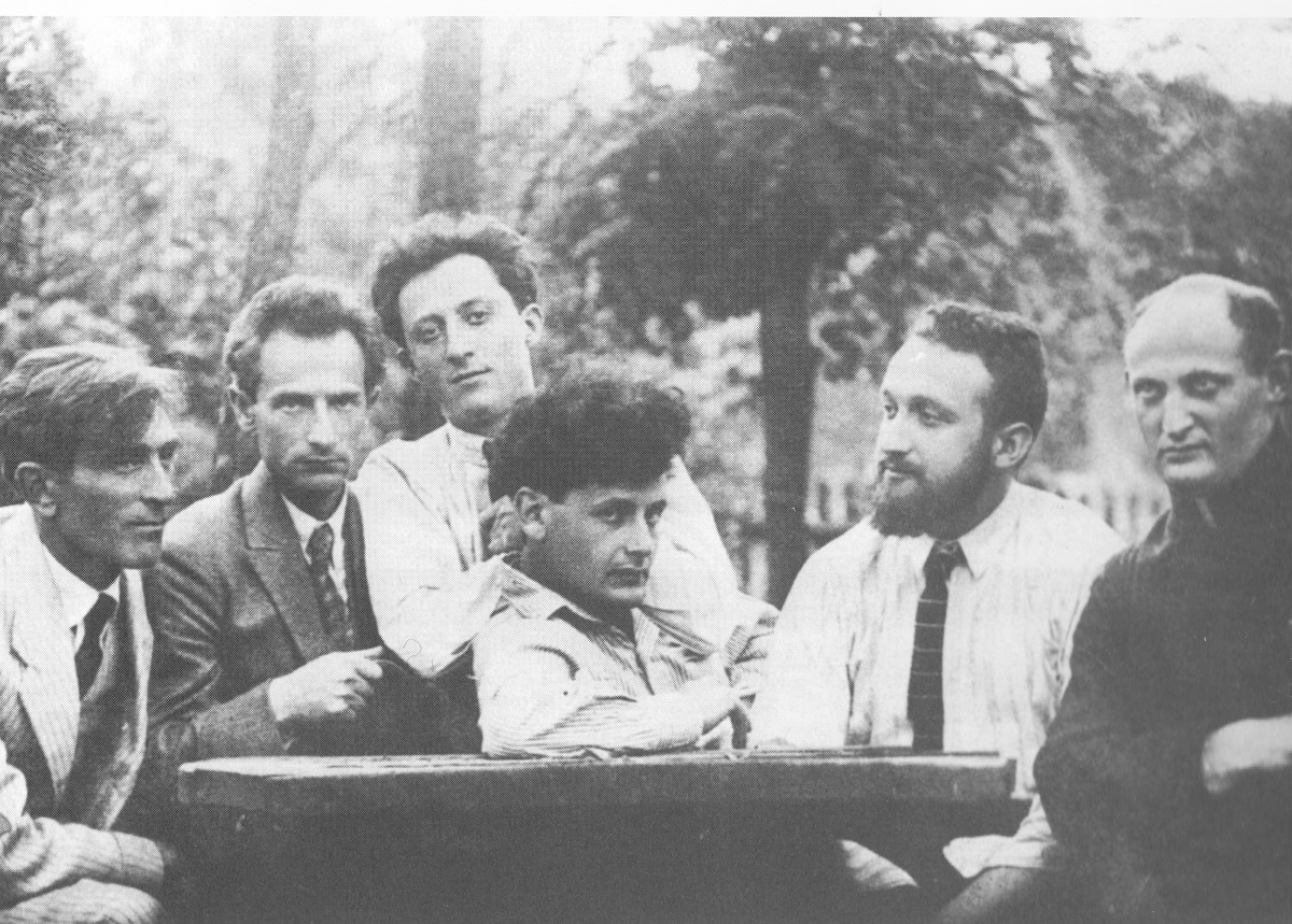 Члены литературно-художественной группы, основанной в 1922 году в Варшаве. Перец Маркиш в центре