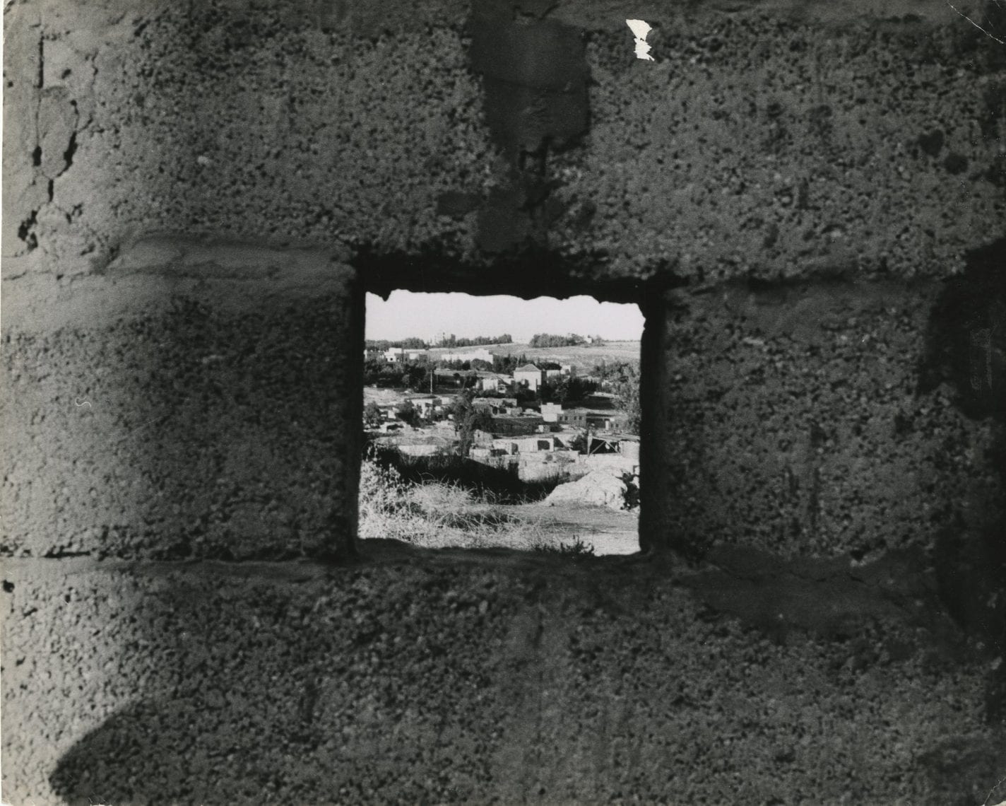 A view of the Jordanian territory from within the wall, Jerusalem, 1948. Leni Sonnenfeld. The Museum of the Jewish People at Beit Hatfutsot, the Oster Visual Documentation Center, Sonnenfeld collection)