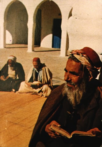 תפילה בתשעה באב באחת החצרות בח'ארה כבירה "הרובע הגדול". ג'רבה, תוניסיה שנות ה1960- (בית התפוצות, המרכז לתיעוד חזותי ע"ש אוסטר)