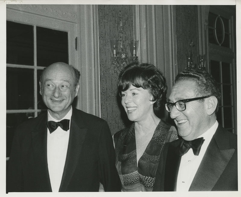 משמאל: ראש עיריית ניו יורק אד קוץ', בס מאיירס והנרי קיסינג'ר, 1977 (המרכז להיסטוריה יהודית, ניו יורק, וי'יפדיה)