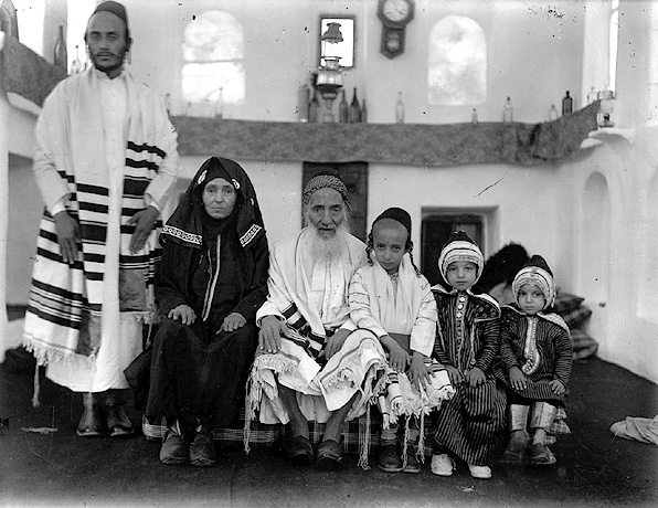 The Mashraqi family in San'a, Yemen 1930's. (Beit Hatfutsot, the Oster Visual Documentation Center, courtesy of Ruma Haiby, Israel