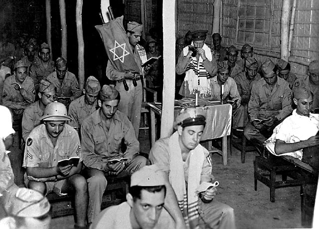 חיילים יהודים בצבא ארצות הברית בתפילת ראש-השנה. ראנגון, בורמה 1944 (בית התפוצות, המרכז לתיעוד חזותי ע"ש אוסטר, באדיבות הרב משה יפה, ישראל)