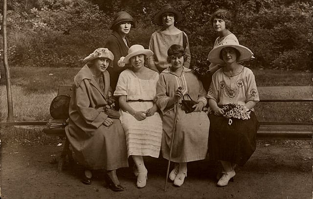 Sitting on the left: Sima Rubin (Arlosoroff), with friends from at a Trip to Berlin, 1922. Beit Hatfutsot, the Oster Visual Documentation Center, courtesy of Shmuel Levitin