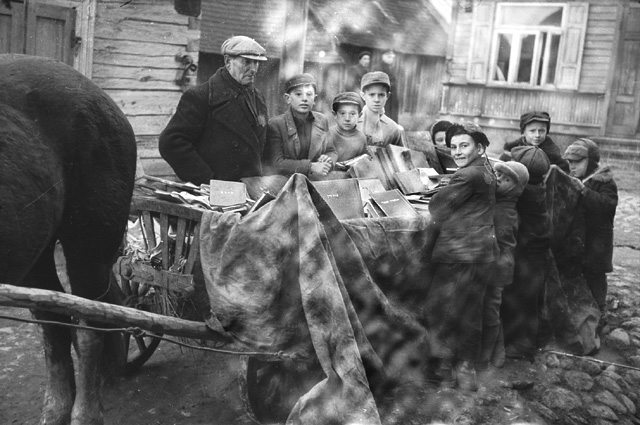 A wagon loaded with books Kovna, Lithuania, Photo: Zvi Kadushin. Beit Hatfutsot, the Oster Visual Documentation Center, Zvi Kadushin Collection