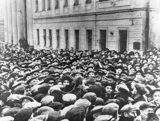 גולדה מאיר (מוקפת בעיגול) מוקפת באלפי יהודים מחוץ לבית הכנסת הגדול במוסקבה, בצילום שמאוחר יותר הופיע על גב השטר הנושא את דיוקנה. ראש השנה, 1948 (ויקיפדיה)