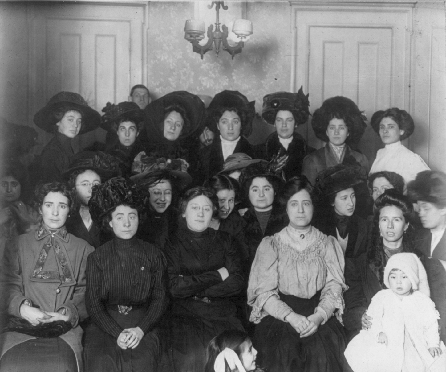 קבוצת נשים פועלות במפעל לייצור חולצות בעת השביתה הגדולה, ינואר 1910, ניו יורק (ספריית הקונגרס האמריקאי, ויקיפדיה)