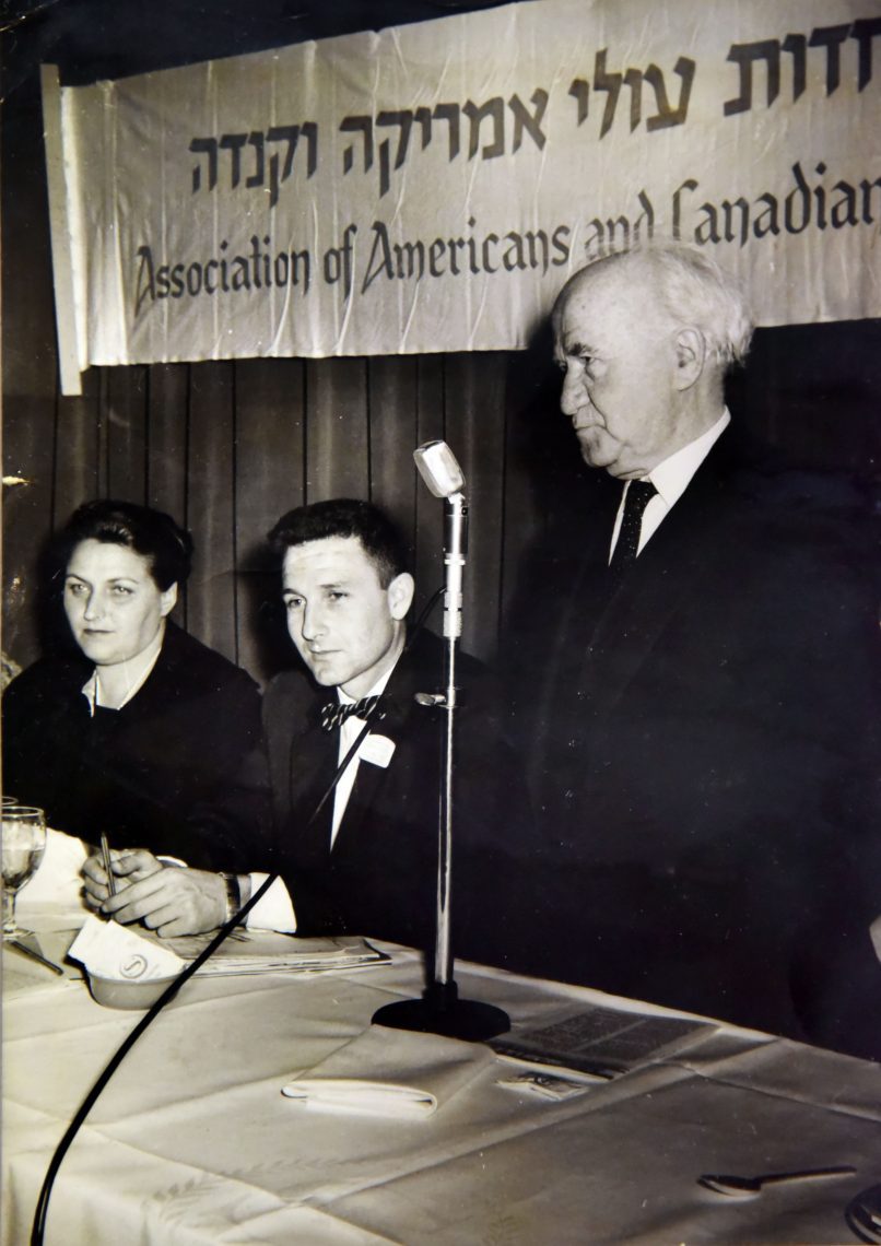 מורי גרינפילד וראש הממשלה דוד בן גוריון בכנס התאחדות עולי אמריקה וקנדה, תל אביב, 1959 (צילום: באדיבות המשפחה)
