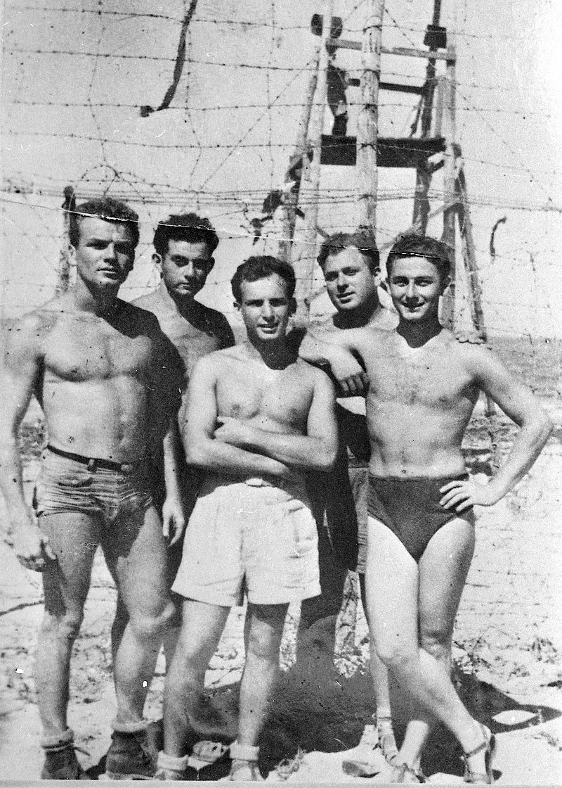מחנה המעצר בקפריסין, 1947. ראשון מימין, מורי גרינפילד. במרכז, הרולד כץ. ראשון משמאל, יו מקדונלד (צילום: באדיבות המשפחה)