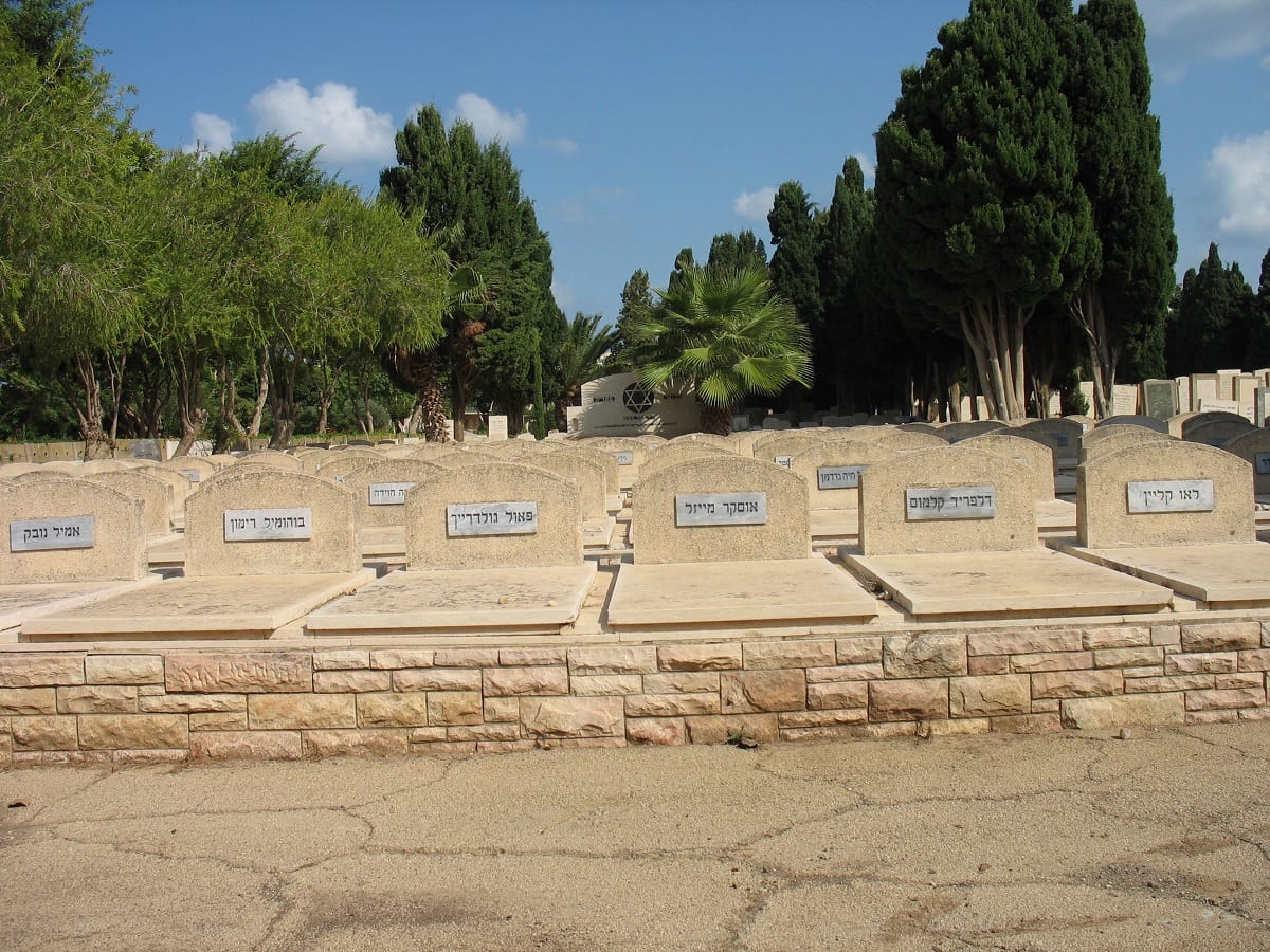 חלקת הקבר של נוסעי הספינה פאטריה בבית הקברות היהודי בחוף הכרמל (ויקיפדיה)