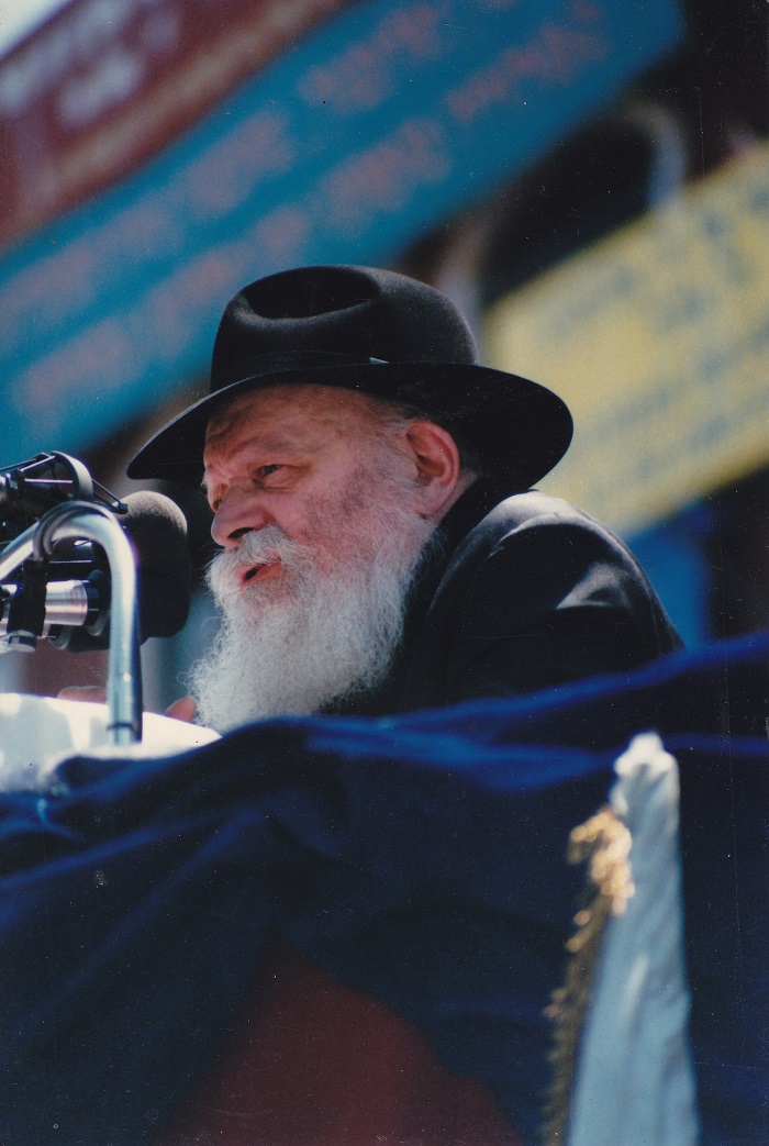 הרבי מלובביץ' בחגיגות ל"ג בעומר, ברוקלין, ניו יורק, מאי 1987 (ויקיפדיה)