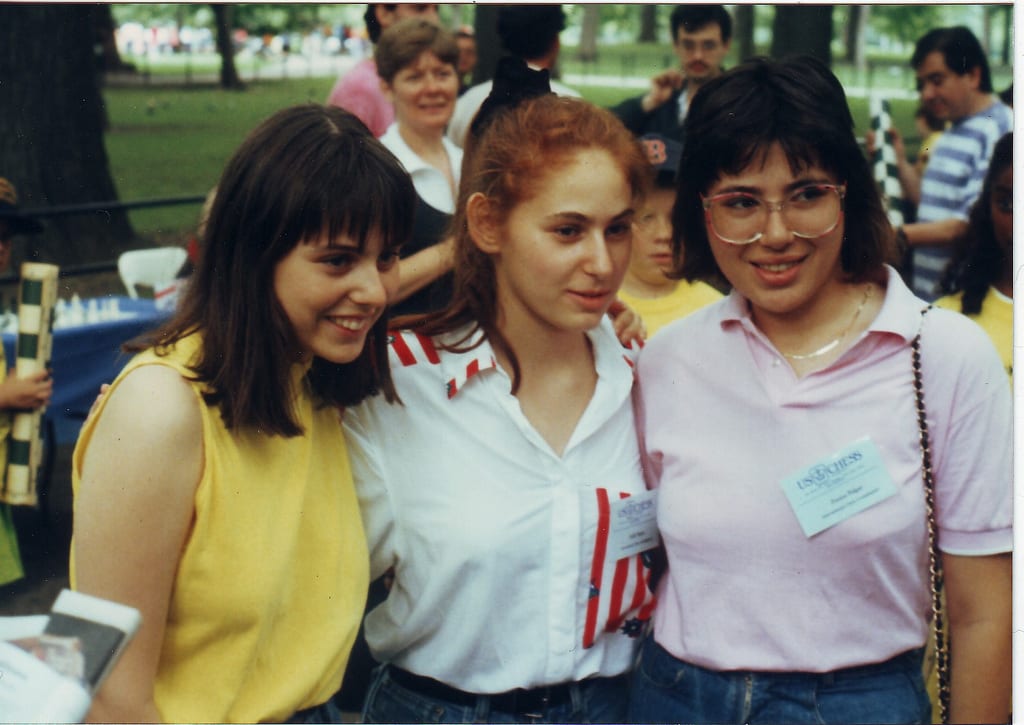 מימין לשמאל: סוזן, יהודית וסופיה פולגר באירוע שחמט בסנטרל פארק, ניו יורק 1988 (R. Cottrell ויקיפדיה)
