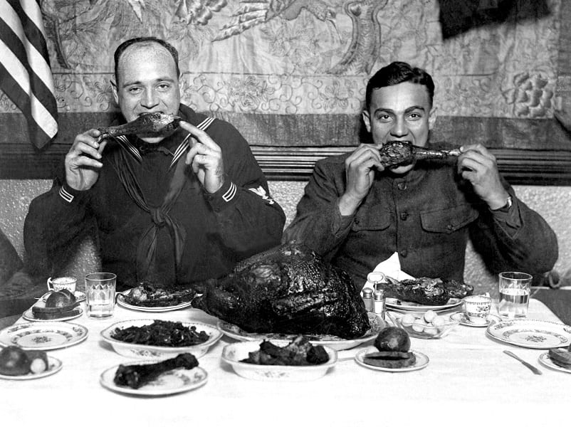חיילים אמריקאים אוכלים תרנגול הודו בסעודת חג ההודיה עם סיום מלחמת העולם הראשונה. ניו יורק 1918 (Wikimedia Commons)