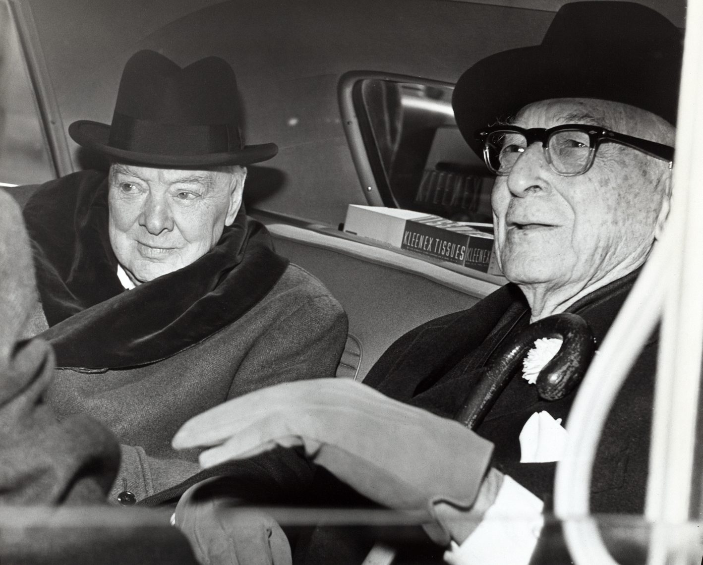 Winston_Churchill_and_Bernard_Baruch_talk_in_car_in_front_of_Baruch's_home,_14_April_1961