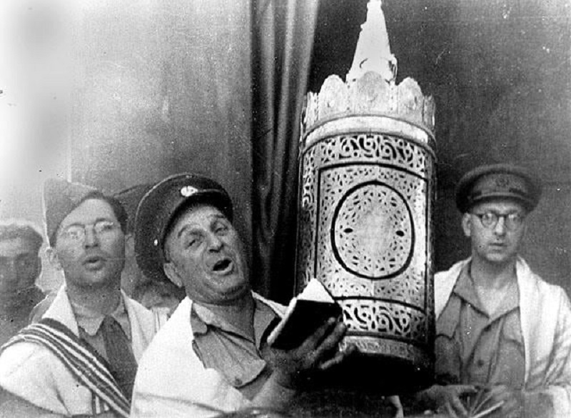 חיילים ארצישראלים בבית הכנסת "צלא-אל-כבירא", טריפולי, לוב, 1943 (המרכז לתיעוד חזותי ע"ש אוסטר, אנו - מוזיאון העם היהודי)