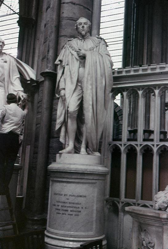פסלו של בנימין ד'יזראלי בכנסיית וסטמינסטר, לונדון, אנגליה, 1972. צילום: תאן ויין (המרכז לתיעוד חזותי ע"ש אוסטר, אנו-מוזיאון העם היהודי, אוסף תאן ויין)