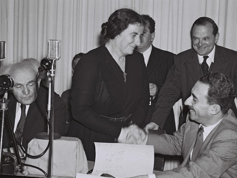 GOLDA MEIR SHAKING HANDS WITH MOSHE SHARET, WITH BEN GURION AFTER SIGNING THE DECLARATION OF INDEPENDENCE IN THE TEL AVIV MUSEUM, TEL AVIV MAY 1948