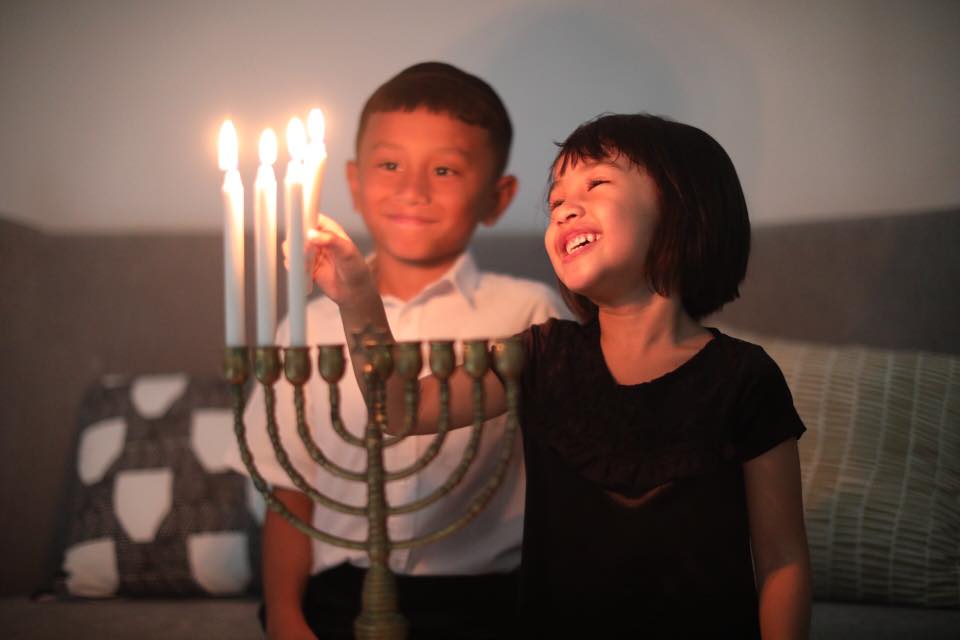 Boy and girl from the Jewish community of Indonesia - Com.Unity