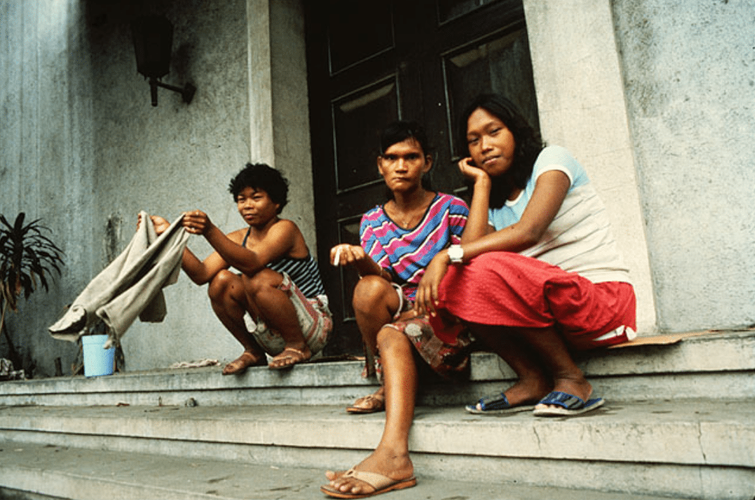 Sitting on the steps of the Synagogue in Manila, The Philippines, 1983. Photo: Ehud Malez. Beit Hatfutsot, the Oster Visual Documentation Center, courtesy of Ehud Malez, Israel