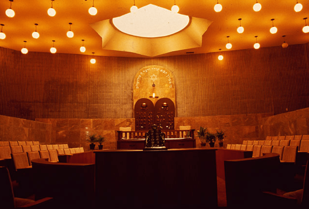 פנים בית הכנסת החדש במנילה, הפיליפינים, 1983 צילום: אהוד מלץ. בית התפוצות, המרכז לתיעוד חזותי ע"ש אוסטר, באדיבות אהוד מלץ