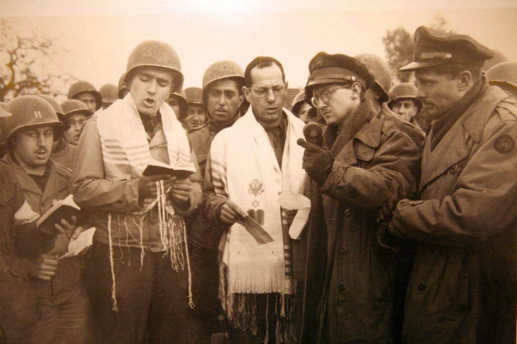 מקס פוקס, שני משמאל, בזמן התפילה מול בית הכנסת החרב של אאכן. שני מימין, כתב NBC ג'יימס קאסידי