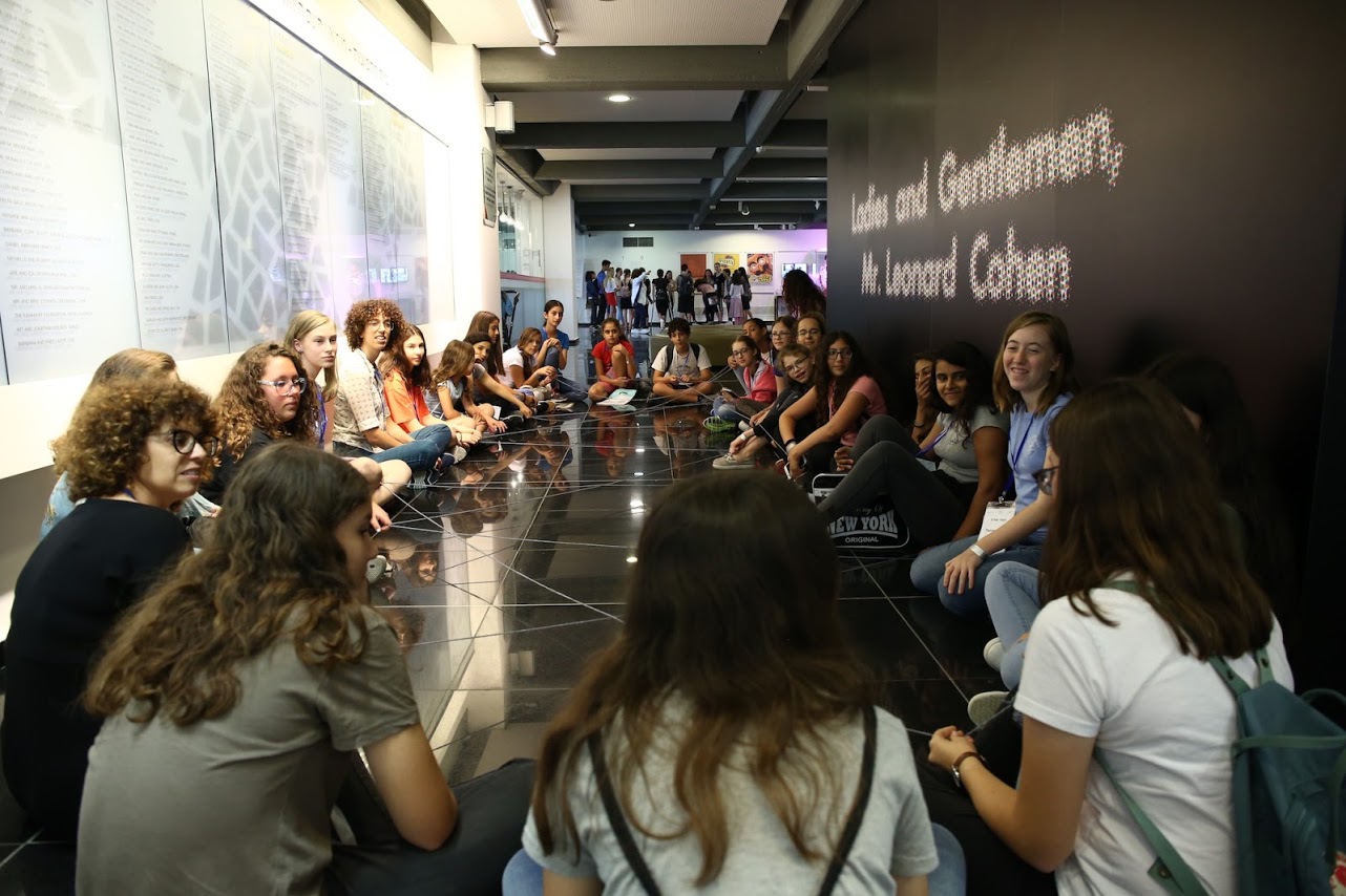 A group participating in My Family Story activities at the museum (photo: Nir Shaanani)