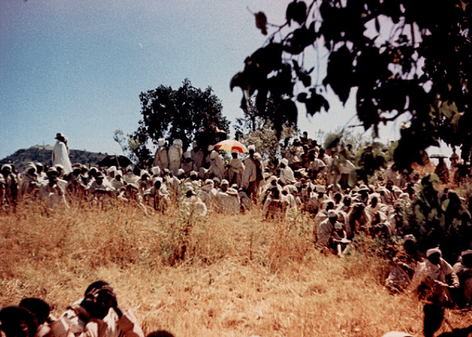 כהנים מתפללים על ההר ליד הכפר אמבובר בחגיגת הסיגד, אתיופיה, 1956. צילום: יהודה סיון, ירושלים. בית התפוצות, המרכז לתיעוד חזותי ע"ש אוסטר