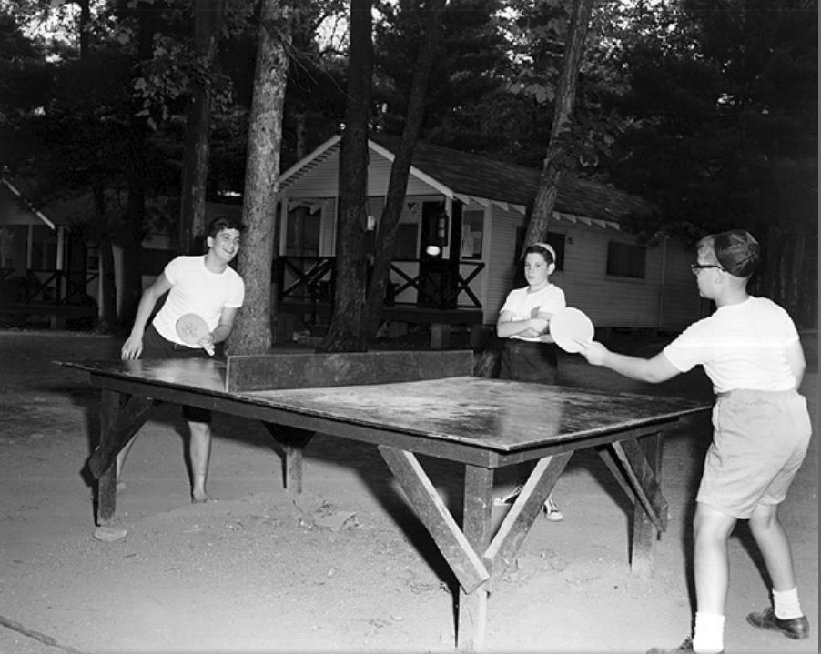 שחק טניס שולחן במחנה קיץ של "מסד". פנסילבניה, ארצות הברית 1964. בית התפוצות, המרכז לתיעוד חזותי ע"ש אוסטר, באדיבות שלמה ד"ר שולזינגר