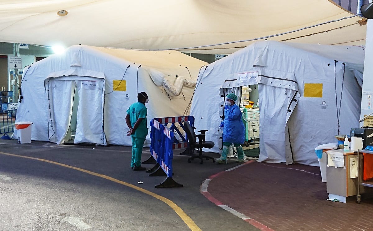 Corona treatment tents in Sheba hospital, Israel, May 2020 (photo: DMY, Wikipedia)