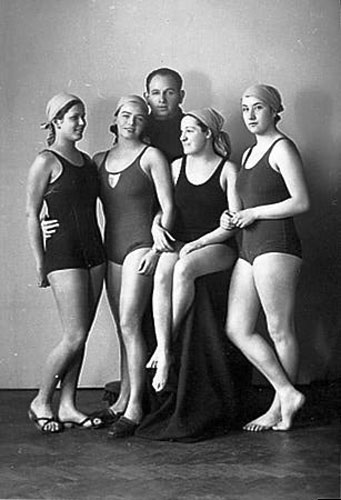 Coach Zsigo Wertheimer with the most successful Hakoah Vienna swimmers. From left: Judith Deutsch, Hedy Bienenfeld, Fritzi Loewy and Luci Goldner